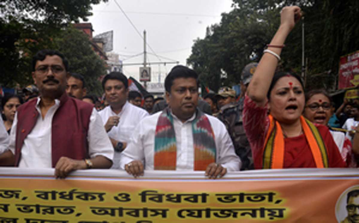 लोकसभा की विशेषाधिकार समिति ने पश्चिम बंगाल के पुलिस अधिकारियों को किया तलब लोकसभा की विशेषाधिकार समिति ने पश्चिम बंगाल के पुलिस अधिकारियों को किया तलब